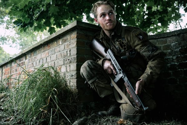 Soldaten- und Monsterfilm.