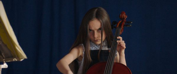 Thilda rockt auf ihrem Cello.