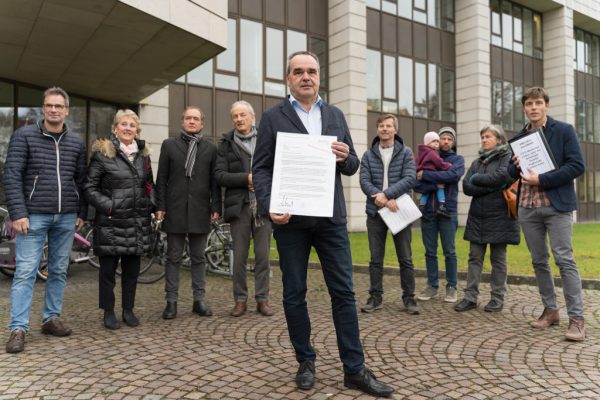 Vor dem Landhaus wurde die Petition „Pro-Asyl Sulzberg“ übergeben. Klaus Hartinger