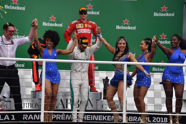 Während Hamilton tanzte, schaute Räikkönen zu. APA