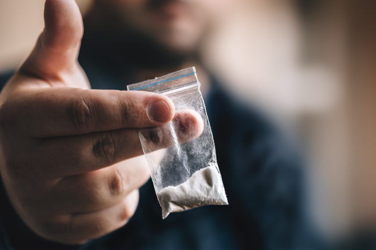 Der Mann hatte ein Säckchen mit Drogen bei sich.shutterstock