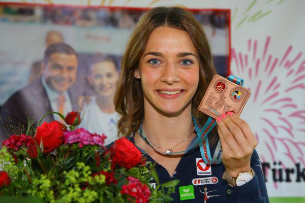 Bettina Plank mit ihrer Silbermedaille.Stiplovsek