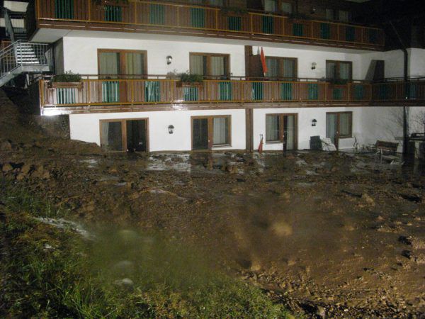 Die Schlammmassen verwüsteten die Terrasse und zwei Gästezimmer eines Hotels. Polizei