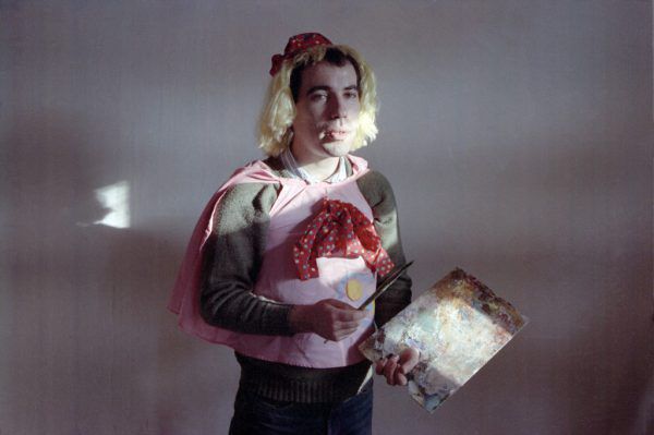 Links die Serie „Elitär-demokratische Kunst“. Bilder oben: „Ich bin nicht Lichtenstein“ (1990) und ein Porträt. Ines Agostinelli (1)/Yuri Albert (2)