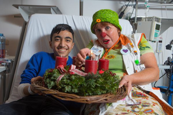 Mahmut (l.) hat der Besuch von CliniClown „dr. Dr. Suseldrus“ gefallen. Ihm hat er etwas „Licht“ gebracht. Klaus hartingeR