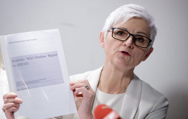 Links: Tatort in Wernberg in Kärnten. Kleines Bild oben: Maria Rösslhumer vom AÖF. APA (2)