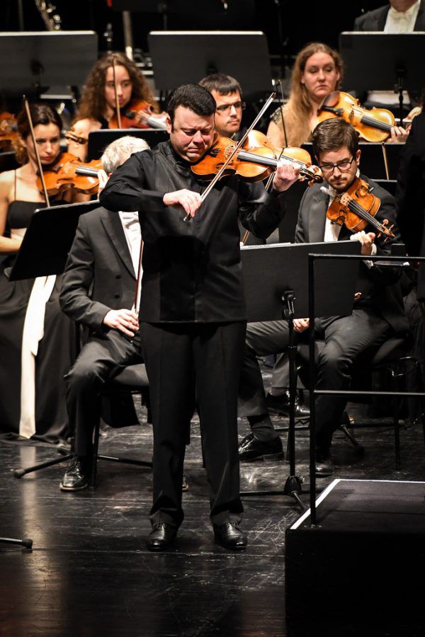 Sopransolistin Mojca Erdmann sang bei der Mahlersinfonie. Kleines Bild: Geiger Vadim Gluzman. Udo Mittelberger (2)
