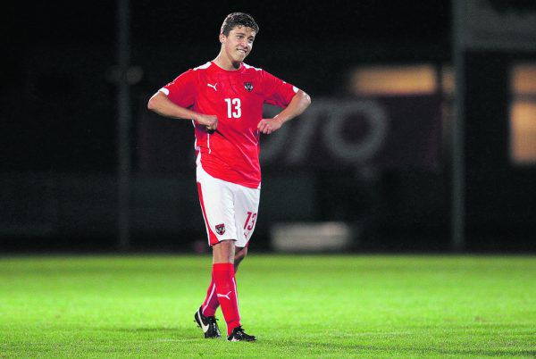 Anes Omerovic bejubelt am 21. August 2014 ein Tor für Österreichs U17 gegen Deutschland. Rechts Deniz Mujic bei seinem großen Karrieremoment im Dress der Bayern beim Liga-total!-Cup am 31. Juli 2010. GEPA, AP