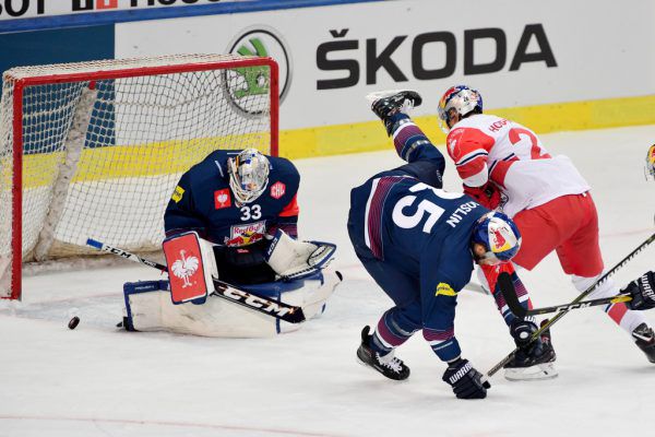 Die blau gekleideten Salzburger um Goalie Luka Gracnar konnten gestern München durchgängig Paroli bieten. GEPA