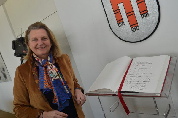 Die Ministerin verewigte sich im Ehrenbuch des Landes.