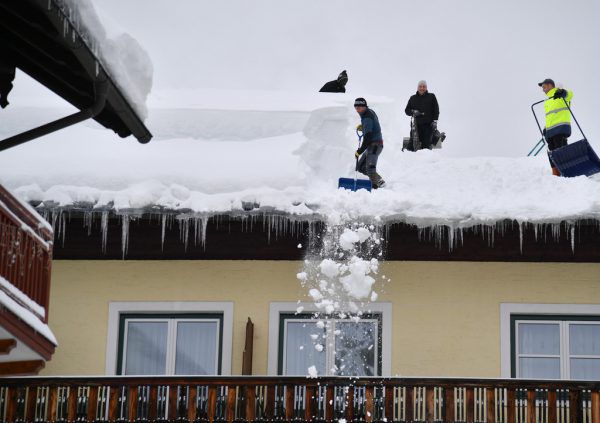 Die Wetterberuhigung wird zur Schneeräumung genutzt.APA