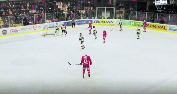 Elf Sekunden vor Ende ertönte in Klagenfurt vom Videowürfel ein lauter Pfiff. Zeitgleich stoppte der Zeitnehmer die Uhr. Screenshots