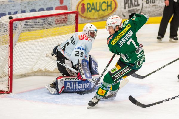 Für Aleksi Järvinen (r.) gab es kein Vorbeikommen an Ritten-Keeper Hannes Treibenreif.  Stiplovsek