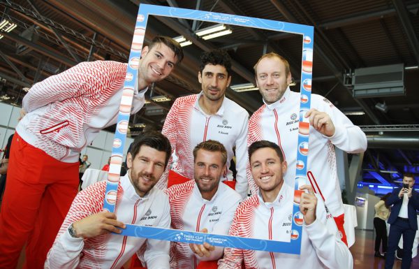 Jurij Rodionov (oben links) trifft mit seinen Davis-Cup-Kollegen auf Chile. gepa