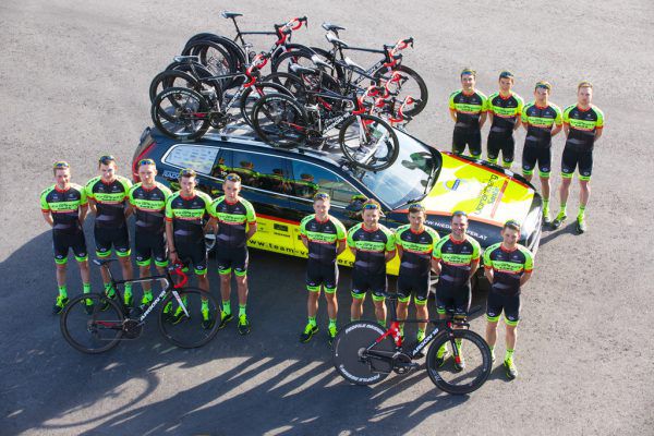 Die 14 Profis (Geismayr fehlte) vom Team Vorarlberg-Santic mit ihrem neuen Material. Hartinger