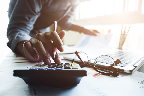 Deutliche Auswirkungen von Corona-Maßnahmen auf den Produktionsindex spürbar. Shutterstock