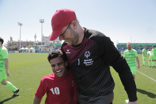 Freundschaftliche Geste nach dem Spiel.  Special Olympics