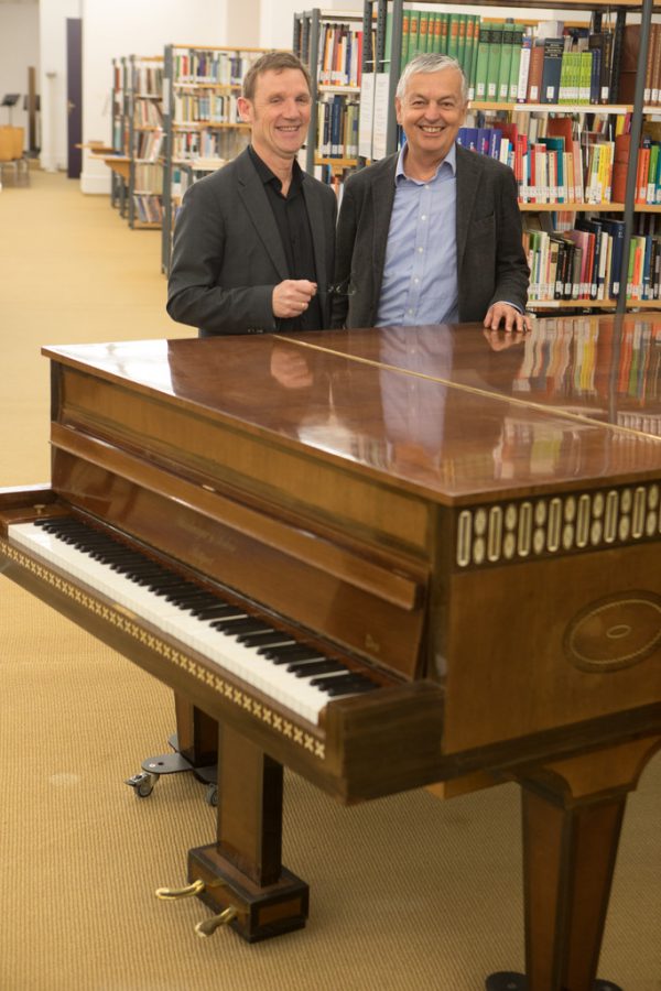 Jörg Ortwein (l.) und Peter Schmid in der „Konsi“-Bibliothek. Klaus Hartinger (2)