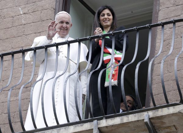 Papst Franziskus mit Bürgermeisterin Raggi. AP