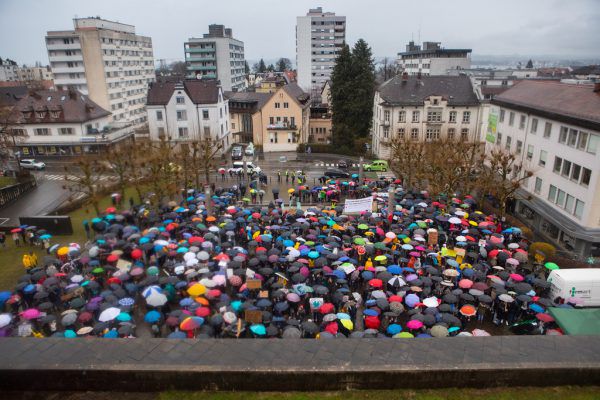 Schüler demonstrieren vor dem Landhaus in Bregenz Hartinger