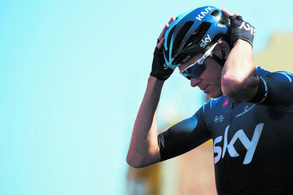 Christopher Froome richtet sich zum letzten Mal seinen Sky-Helm. APA