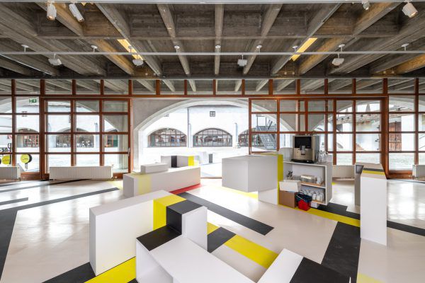 Der Innenhof des Zeughauses mit der neu erbauten Außenstiege. Bilder oben: skurille Exponate gibt es auch, sowie ein Pop-up-Café.    Wolfgang Lackner (3)