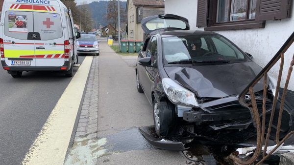 Der Lenker verletzte sich unbestimmten Grades. VOL.AT