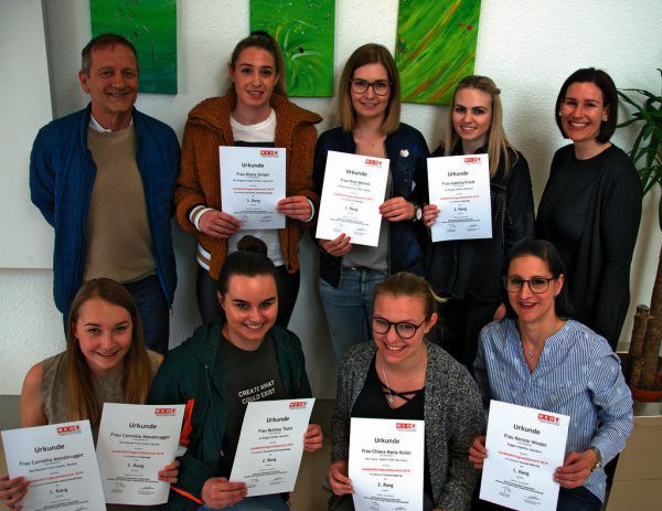 Die Preisträgerinnen des Lehrlingswettbewerbs für Kosmetik und Fußpflege. WKV