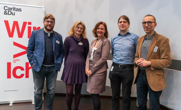 Die Referenten Michael Hämmerle, Evelyn Dawid und Claudia Mahler sowie Jonathan Jancsary und Walter Schmolly von der Caritas (v.l.).  Dietmar Stiplovsek, apa