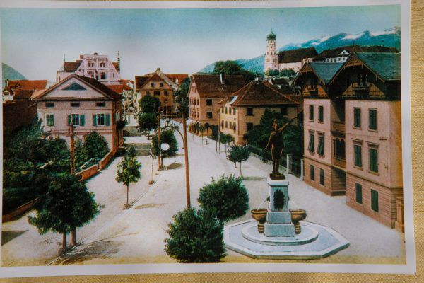 Die Werdenberger Straße um die Jahrhundertwende als „Champs Elysees“. Ganz rechts die Hofacker-Villa, die der Remise Platz machte. Noch weiter rechts steht das Würbel-Haus.