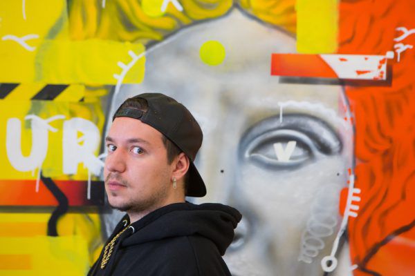 Domingo Mattle mimt nach Abschluss der Auftragsarbeit den exzentrischen Blick des Salvador Dali. Hartinger