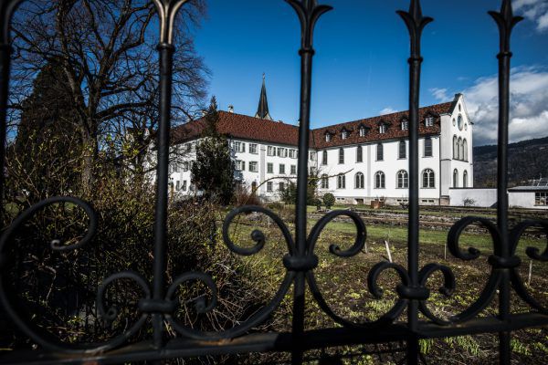 Ein Mitglied der Klostergemeinschaft soll nackt mit Jugendlichen geboxt haben. Die Vorfälle sollen sich in der näheren Umgebung des zur Zisterzienser-Abtei gehörenden Klosters Birnau ereignet haben. Klaus Hartinger