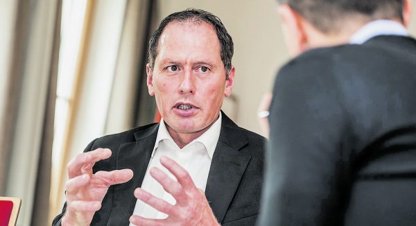 „Es kann nicht sein, dass Milch oder Fleisch ständig günstiger werden“, sagt Präsident Josef Moosbrugger. MARKUS TRAUSSNIG/APA