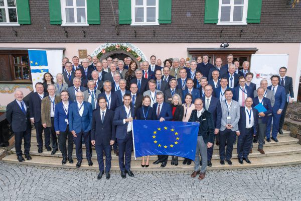 Gruppenbild mit Fahne beim achten Europa-Forum in Lech. VLK/Hofmeister