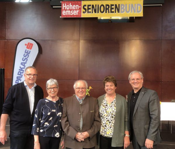 Harald Sonnderegger (r.) gratulierte Werner Gächter (M.) und Mitgliedern des Seniorenbunds Hohenems zum 40-jährigen bestehen. VLK