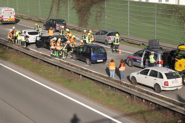 In den ersten Unfall waren vier Fahrzeuge verwickelt. Vol.AT