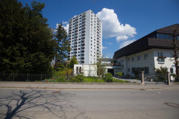 In diesem Hochhaus in der Heldendankstraße in Bregenz-Vorkloster kam es Dienstagfrüh zur tödlichen Familientragödie. Entdeckt wurde die Bluttat allerdings erst am Nachmittag. HARTINGER (1), Privat (2)