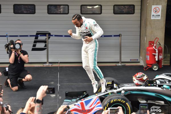 Jumping Lewis Hamilton! Der Mercedes-Star holte im 1000. Formel-1-GP der Geschichte seinen 75. Erfolg. APA