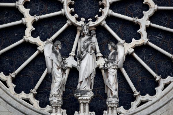Links: Die Apostel wurden kurz vor dem Brand vom Dach gebracht. Oben die Dornenkrone.  AP (1)/Reuters (2)