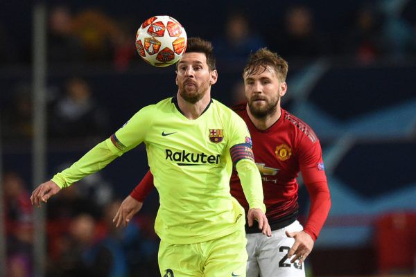 Lionel Messi (l.) gegen Luke Shaw. APA