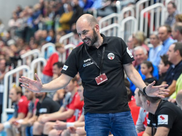 Lukas Frühstücks (l.) Bregenzer warten bereits seit dem 22. Februar auf einen Sieg. Hard-Trainer Klaus Gärtner (oben) will keine Experimente wagen. Gepa/Lerch (2)