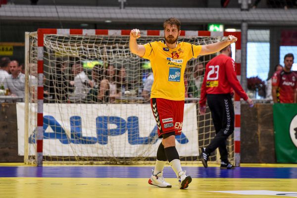 Lukas Schweighofer (l.) wollte gar nicht mehr hinschauen. Kopfzerbrechen auch bei Trainer Klaus Gärtner (oben). Gepa/Lerch (3)