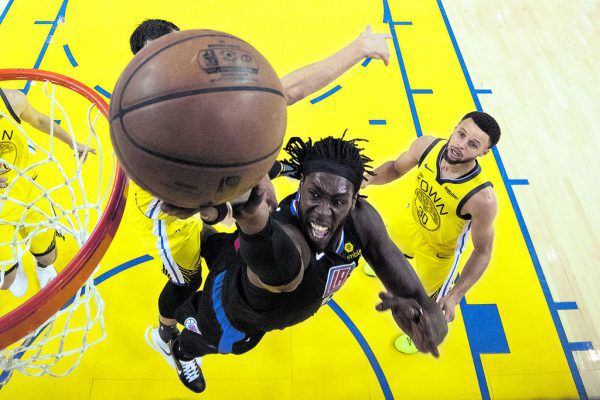 Powerforward Montrezl Harrell setzt sich gegen Stephen Curry (30) durch und punktet für die Clippers.Kyle Terada-USA TODAY Sports