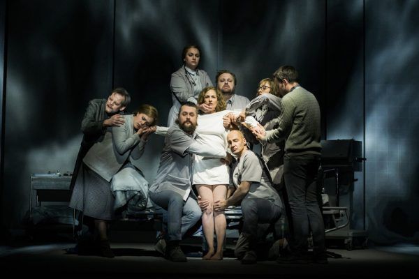 Rührend und aufwühlend: „Koma“ am Stadttheater Klagenfurt.   Arnold poeschl