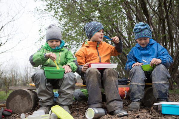 Spielen macht hungrig. Das Geschirr bringen die Kinder von zu Hause mit.