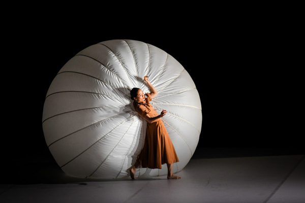 Tanz mit dem Ballon: „Everyness“ im Festspielhaus. Udo Mittelberger