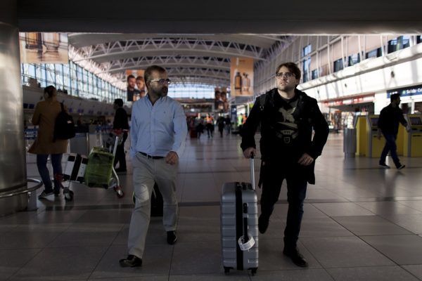 Tomás Ruiz (r.) vor seiner Abreise am Flughafen in Buenos Aires. Sein Vater ist mit dabei, um sich zu verabschieden. AP