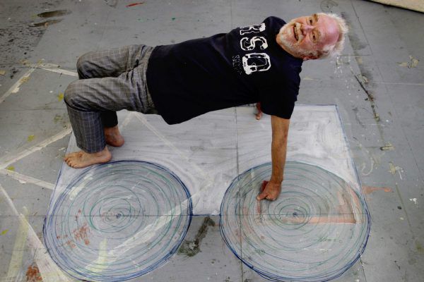 Tone Fink in seinem Atelier in Fußach auf einer Wagen-Zeichnung am Boden. Laura heinzle