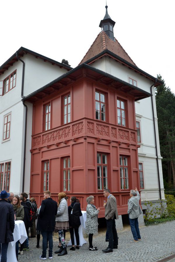 Treff in der Villa Wacker.  A. Serra