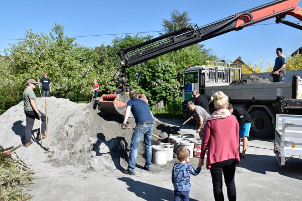 Über 50 Familien holten sich eine kostenlose Ladung Sand ab. gemeinde